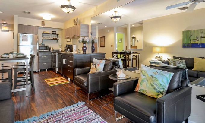 Truman Annex Cottage | Finn Key by Avantstay w/ Covered Patio & Shared Pool! Week Long Stays Only