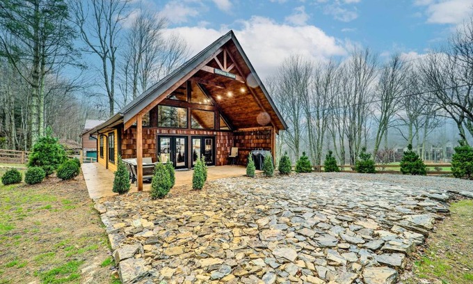 Beech Mountain House | Fire Pit and Grill Modern Beech Mountain Cabin!