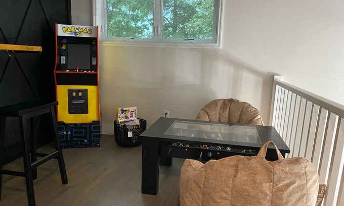 Tobyhanna Ski Chalet | Fire Pit* HOT TUB* PlayRoom*Fireplace*SmartTVS
