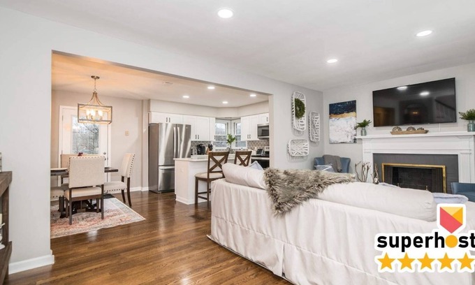 Lexington House | Firepit | Outdoor Deck | Great Location