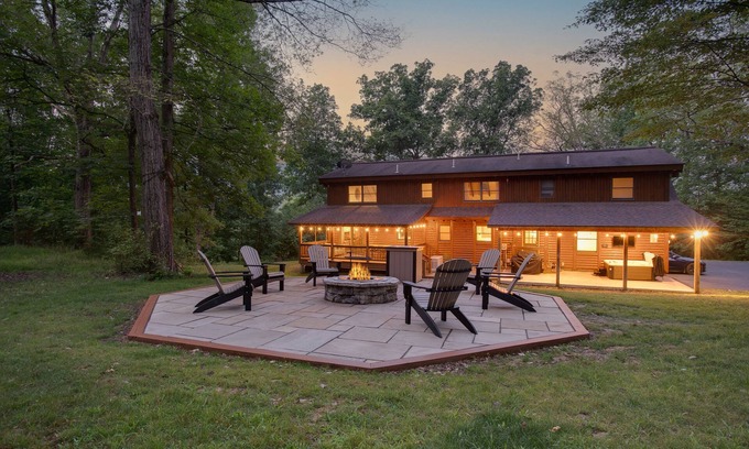 Sabinsville Cabin | Fireside Cabin | HOT TUB, TV + Game Room!
