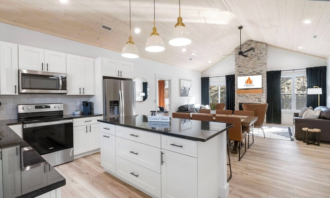 Branson Cabin | Fireside Retreat π² Fire Pit π₯ Hot Tub π¦ Lake Taneycomo Access