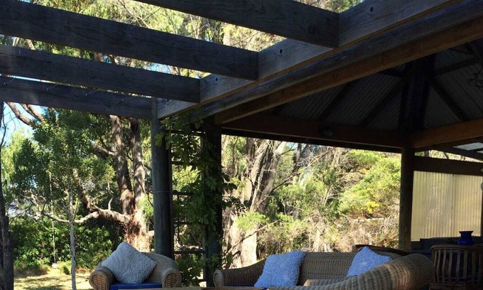 Quindalup Cottage | Fireside romance + waterside location