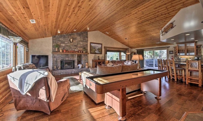 Castle Glen Estates House | First Class, High Quality Luxury Retreat w/Hot Tub, Sauna & Game room