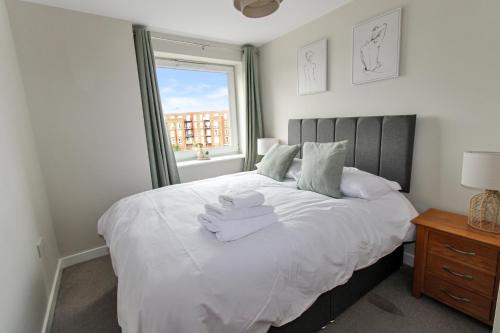 Basingstoke Apartment | First floor stylish two bed apartment winterthur Way Short Stays