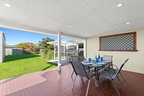 Ulladulla House | Fish Cottage Ulladulla - Linen not supplied - 3 bedroom house - sleeps 8 - pet friendly