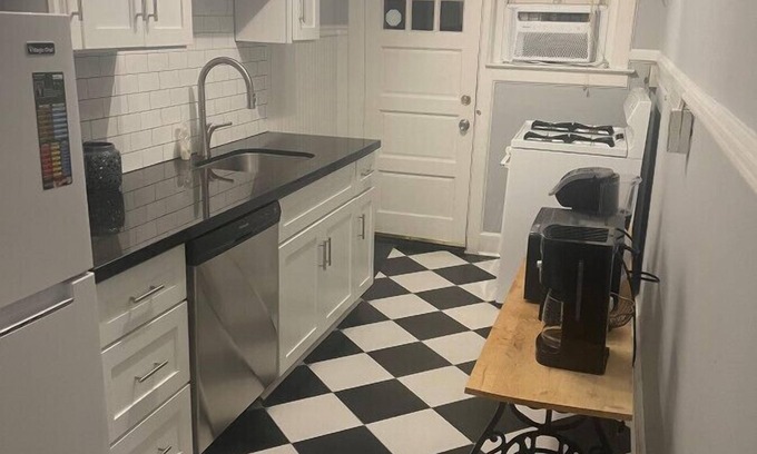 Greensboro Condo | Fisher Park condo on Elm St., new kitchen, 1 mile from downtown