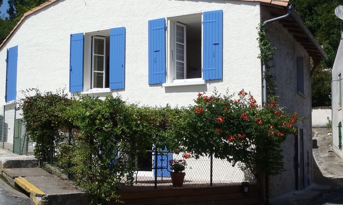Mortagne-sur-Gironde Cottage | Fisherman's Cottage with WiFi and views to the harbour.