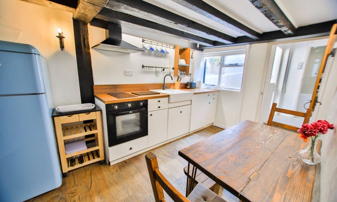 Old Town Hastings Apartment | Fisherman's Cottage