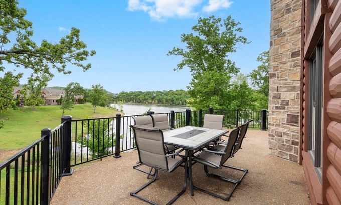Lampe House | Fisherman's Paradise! Boat Slips & Dock 6Bed @ Luxury Lakefront Chalet Resort