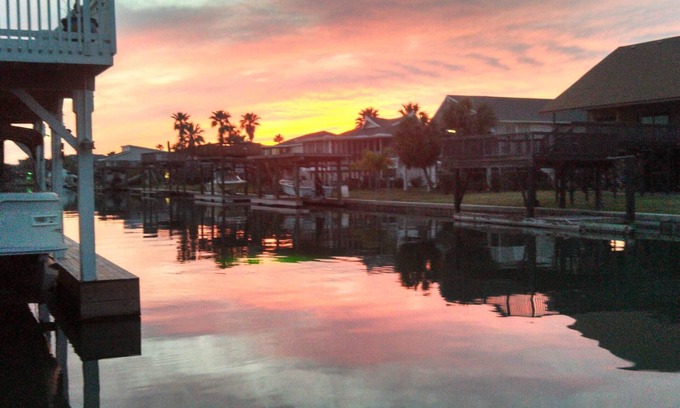Galveston Cottage | Fisherman's Paradise-Closest Canal Rental to Bait,Gas,Restaurant& Bar by Boat