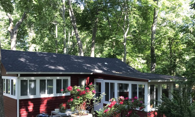 Shelter Island Heights House | Fishermans Cottage near Crescent Beach