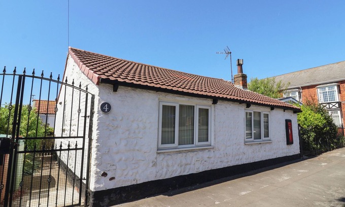 Withernsea Cottage | FISHERMANS COTTAGE, pet friendly, with open fire in Withernsea