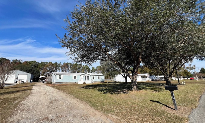 Summerton House | FISHERMEN-Nice 3-bedroom house with boat parking WiFi and AC in Summerton