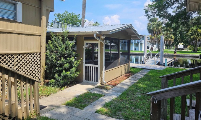 Suwannee House | Fishermen's Water Front Hideaway - Boat Ramp and Marina Right Next-door.