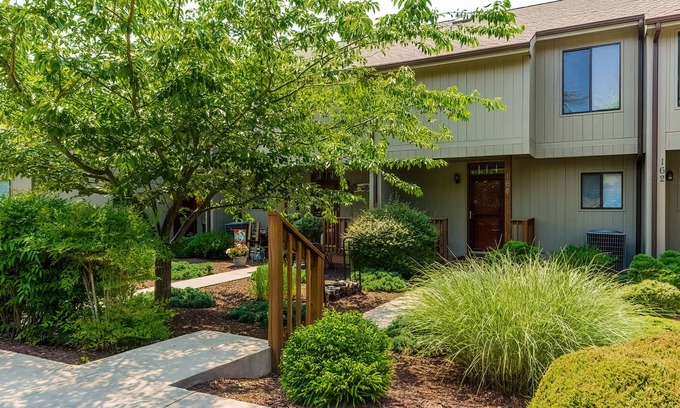 The Woods House | Fishhook Cluster on the Lake Townhome, 3 Decks to Enjoy Nature and Lake Views