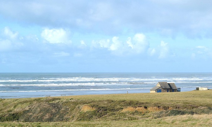 Plovan House | Fishing house in front of the sea.