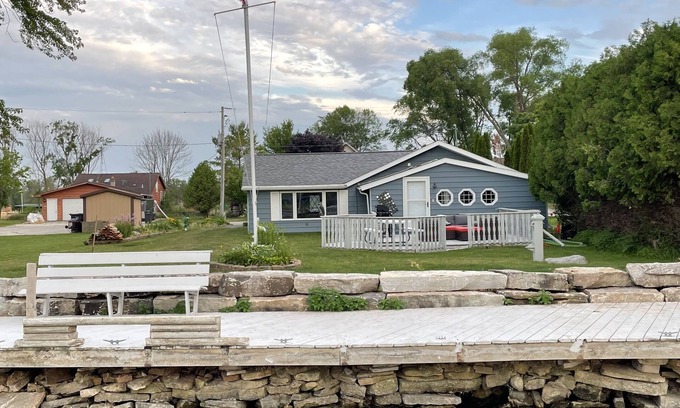 Little Sturgeon House | Fishing right out your Door Little Sturgeon Bay. Home with garage🎣 fire Pit/wood