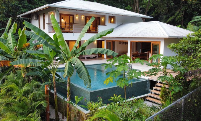 Mal Pais Villa | Five Bedroom House! Walk to the Beach. 5 min drive to Santa Teresa! AC - WiFi