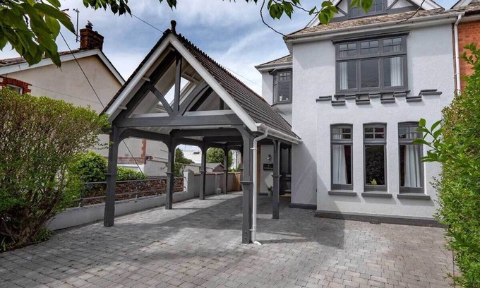Bude House | Five mins walk to beach - 4 bed luxury holiday home located within heart of Bude