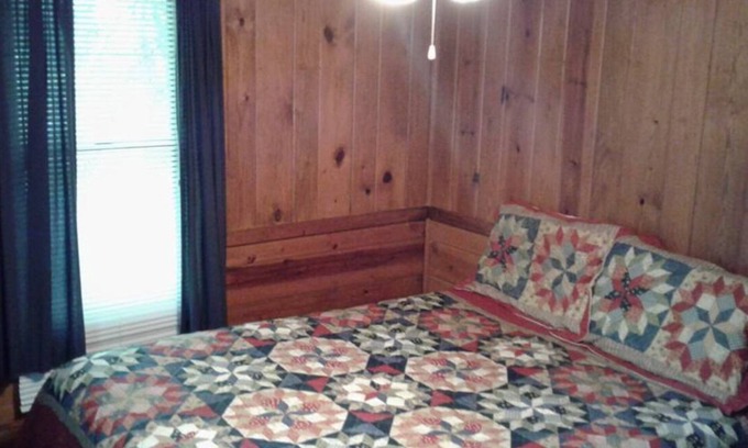 Hot Springs Cabin | FIVE POINTS~LAKE HAMILTON: Cabin#6 ~ 2BR w/Queen Beds, Futon in LR, Full Kitchen, Breakfast "Fixins" Provided, Great Lake View