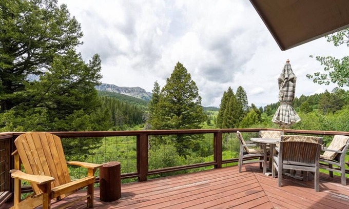 Bozeman House | Flaming Arrow Lodge - Bridger Canyon Home with Acreage and Views