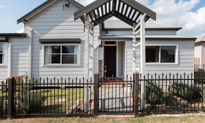 Cessnock House | Flamingo House - 7 mins to Pokolbin wineries, dog friendly, fully fenced