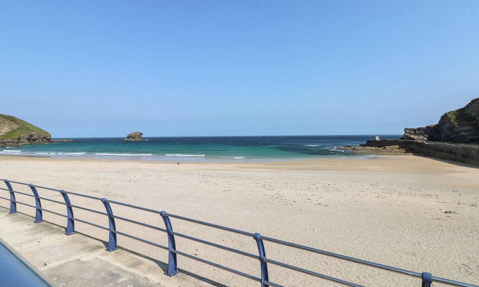 Portreath Cottage | FLAT 1 MARINA COURT, pet friendly, with a garden in Portreath