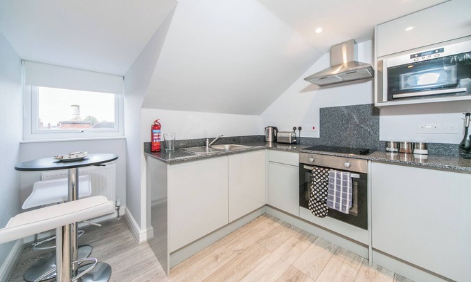 Reading Apartment | Flat 14 Helena House, 1-bed, Sleeps 3, Parking