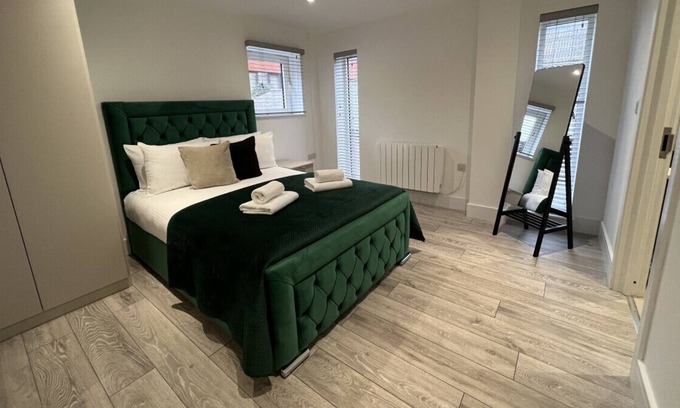 Camberley Apartment | Flat#3, 1 Portesbery Road, Camberley · Beautiful 2 Bedroom Stunning House in Central Town
