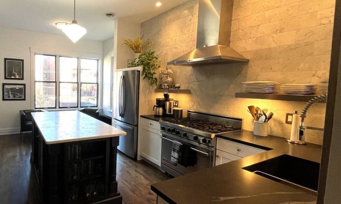 Sheffield and DePaul House | Flat in Lincoln Park 2-Flat Central to Everything