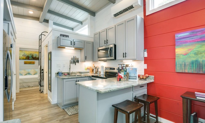 Upward House | Flat Rock Tiny Home: Fall Getaway w/Grill!
