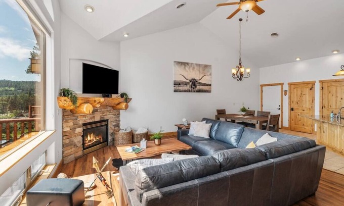 Somers Cabin | Flathead Lodge | Close to Skiing & Glacier Park