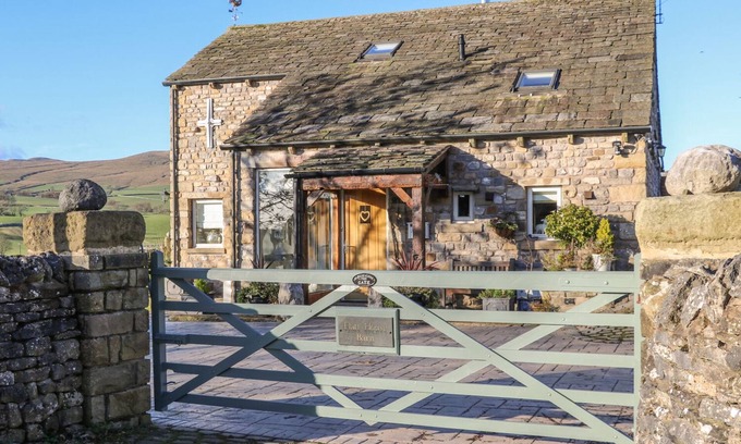 Skipton House | FLATT HOUSE BARN, character holiday cottage, with hot tub in Malham