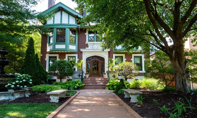 Compton Heights Bed & Breakfast | Fleur-de-Lys Mansion