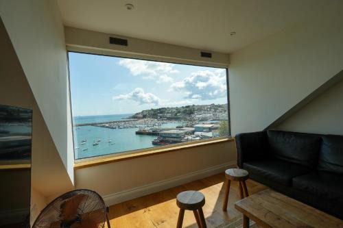 Brixham House | Fleur de Sel - Upside Down Cottage with Spectacular View & Parking