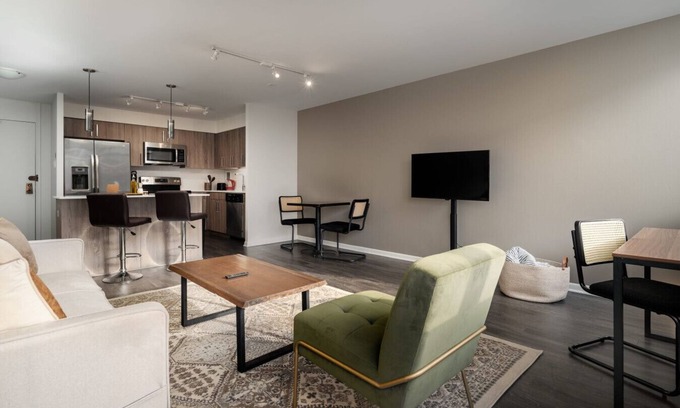 Near West Side Apartment | Flexhome Medical District 1BR - Pool + Gym (CHI30)