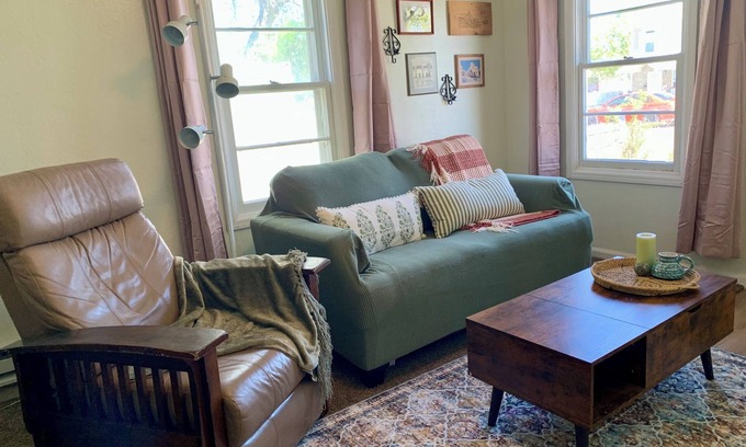 American Falls Cottage | Flexible Stay, Covered Parking, Workspace, King Bed, Pet-Friendly, W&D