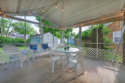 South Haven House | Flip Flop Cottage - Cute and comfortable cottage located just three blocks from Lake Michigan!