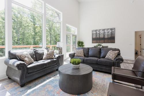 Bella Vista Ski Chalet | Flo Ride Chalet Hot tub Woodland viewsOn the Back 40 trail