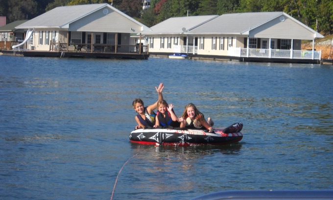 La Follette House | Floating Holiday #1 on Norris Lake at Springs Dock Marina.