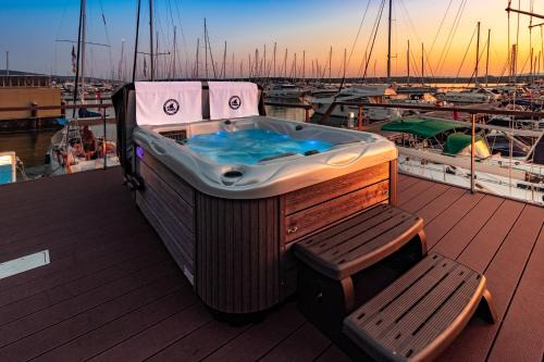 Punat Apartment | Floating Holiday Home