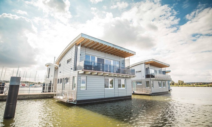 Kroeslin Boat Rental | Floating-house Nr. 6 Idun mit Kamin - 02. Floating Houses mit Kamin