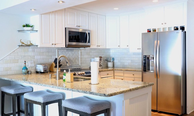 Southside House | ~Floating Leaf Sleeps 8 Heated Pool & Shade~
