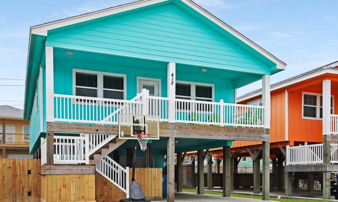 Port Aransas House | Flock On-Pet friendly beach house close to the beach, golf cart zone