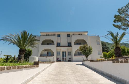 Castellammare di Stabia Cabin | Floral Apartment
