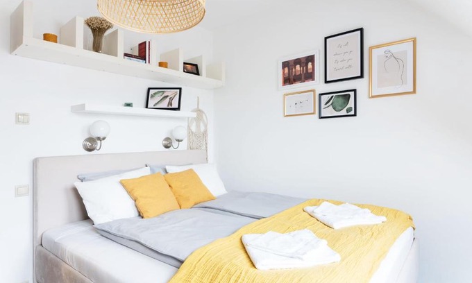 Ferencvaros Apartment | Floral Bliss Apartment