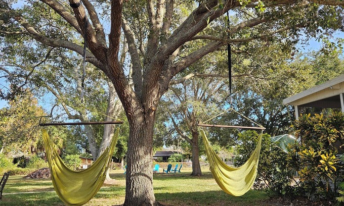 Palmetto Cottage | Florida Charm Minifarm🐓 HotTub-POOL-Chickens! Near I75, I275. Pets, trailers OK