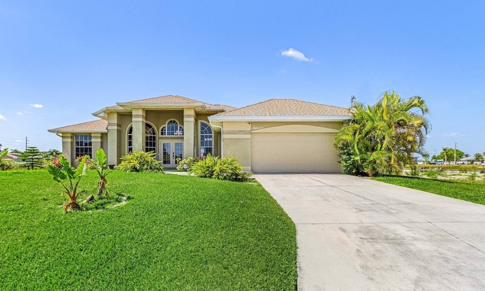 Diplomat House | FLORIDA LAKE HOUSE - Garden Lake CAPE CORAL 4 bedroom Bungalow