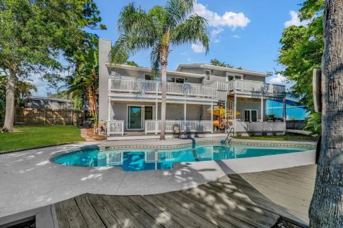 Palm Harbor House | Florida Life on the Water. Heated Pool, fishing, kayaks, gameroom